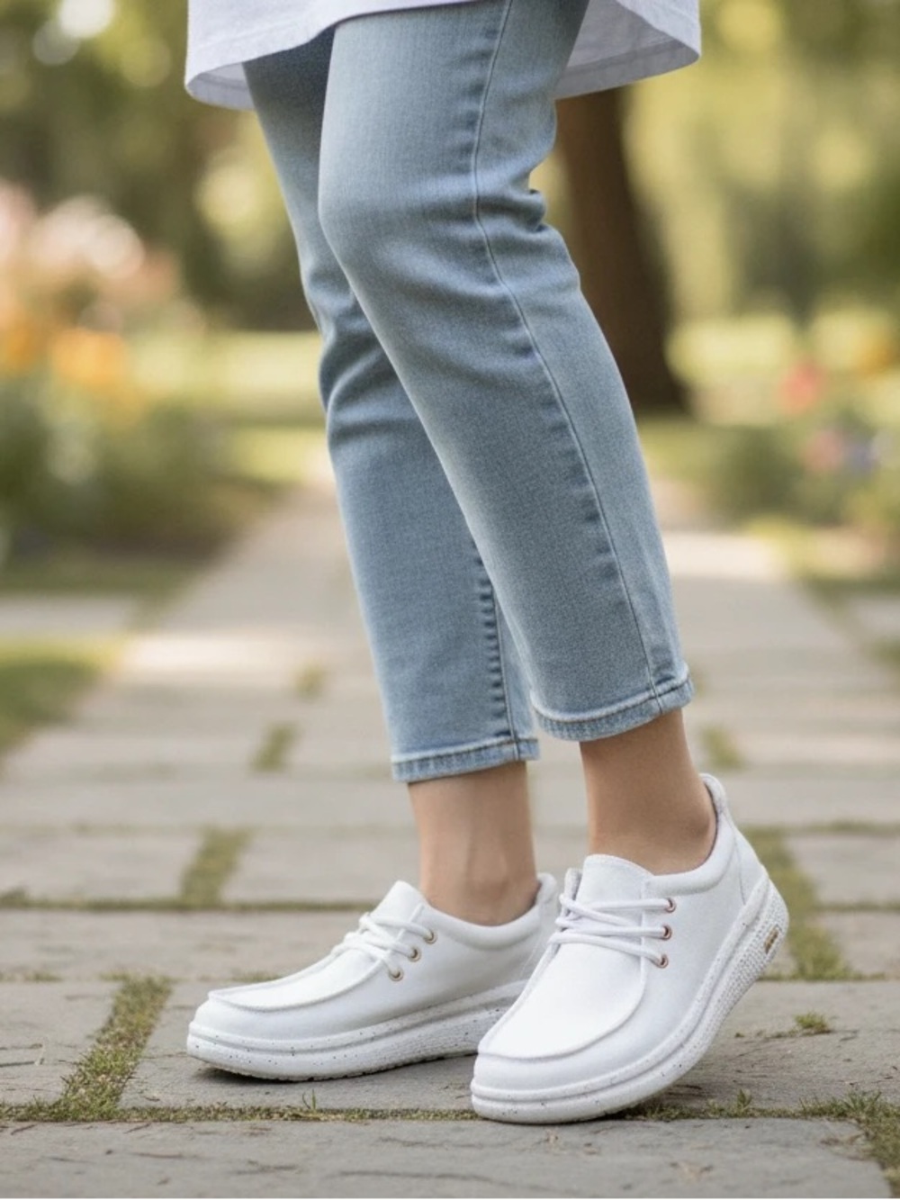 BOBS from Skechers Women’s Arch Fit Skipper Sneakers in White. Size 8
